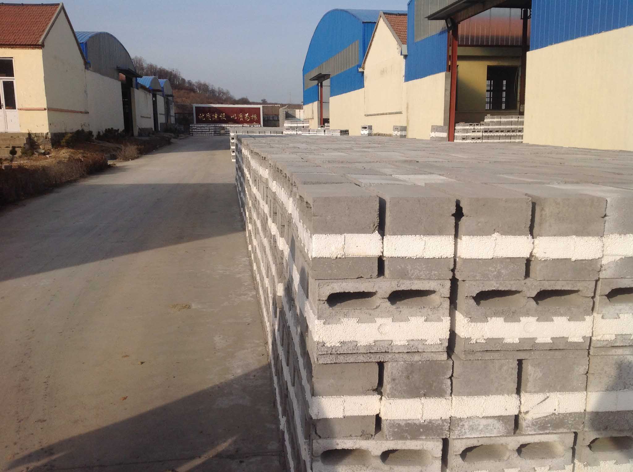 新型自保溫砌塊機(jī)與保溫砌塊 保定華銳方正引領(lǐng)建筑節(jié)能新未來